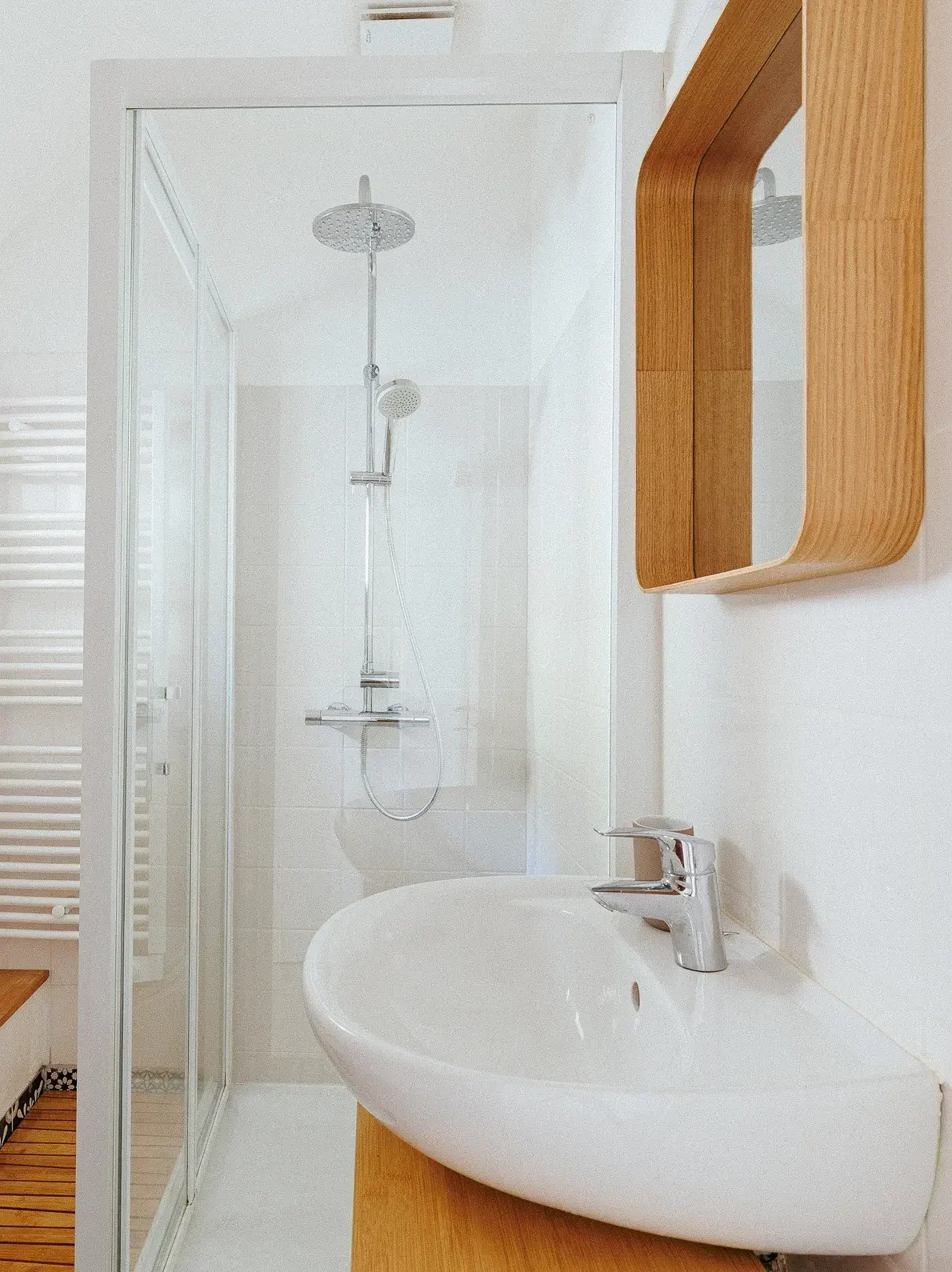 Close view of the bathroom with shower