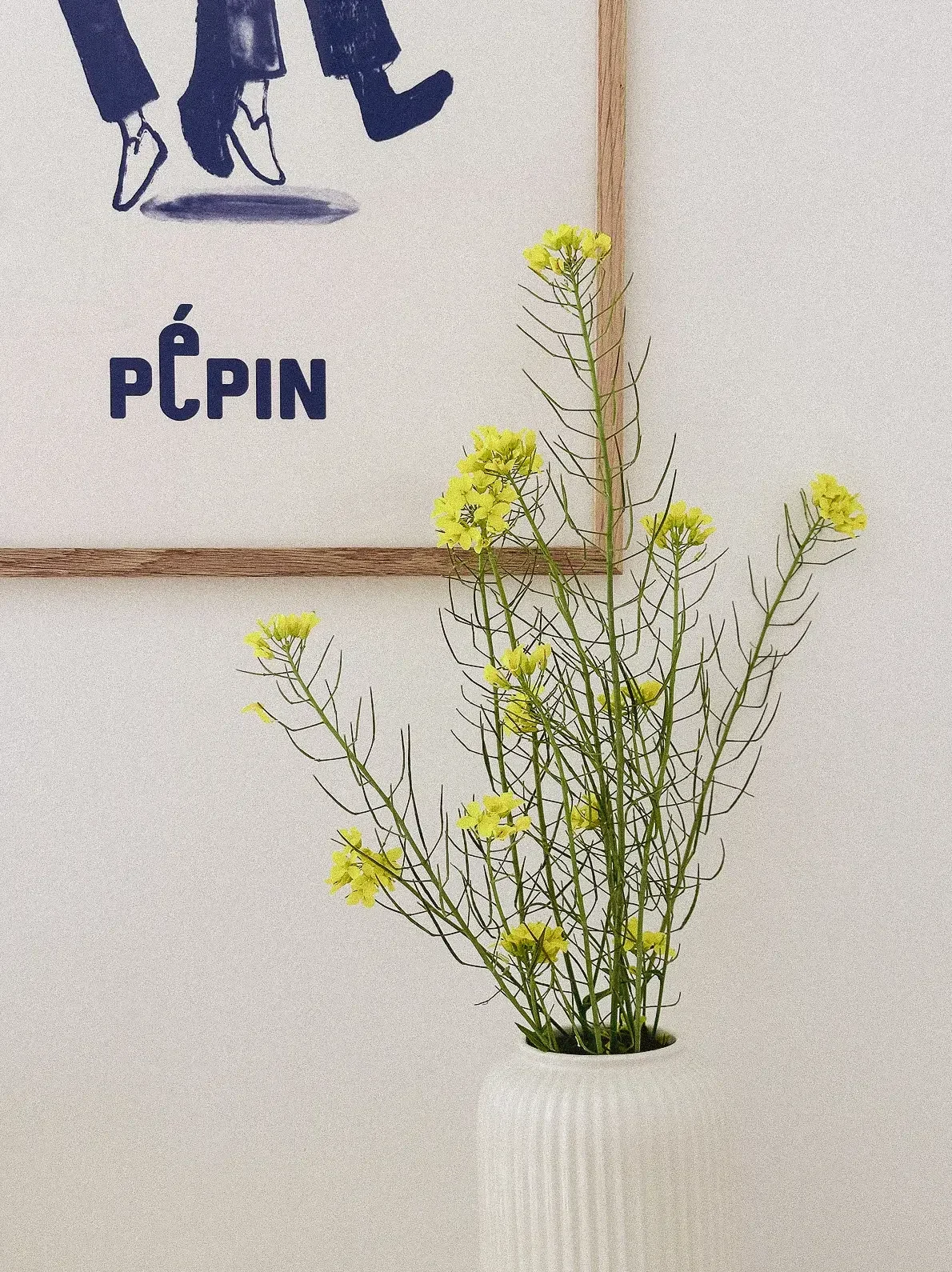 Vase, flowers and poster in the lounge