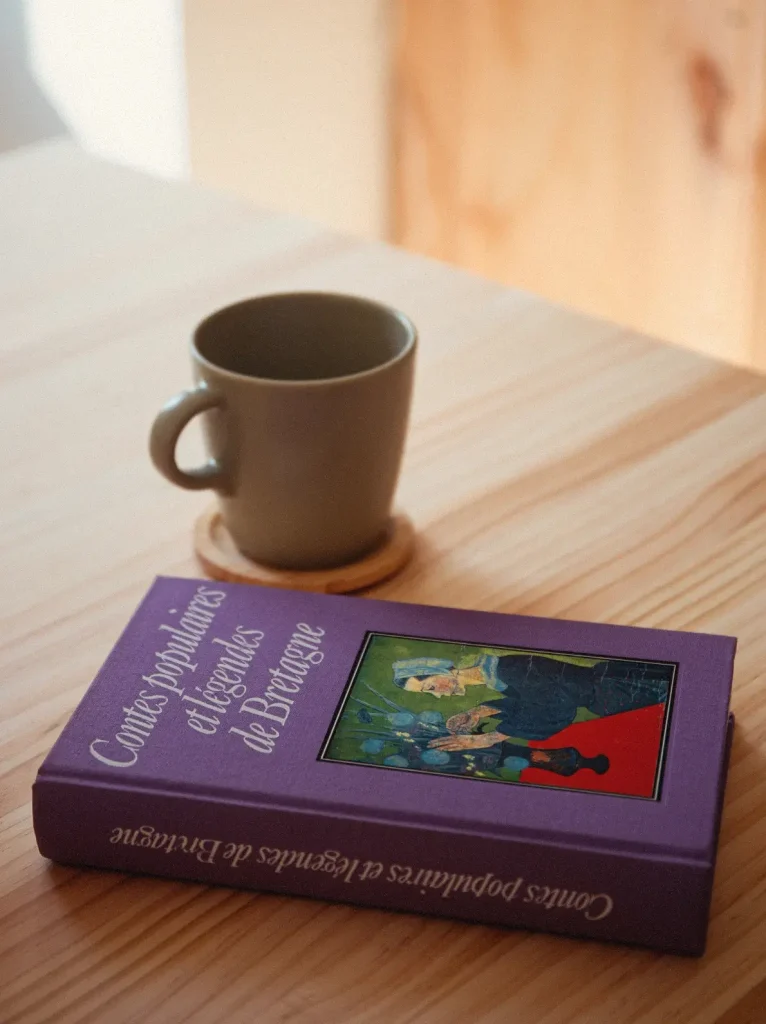 Reading and drinking tea in a cosy atmosphere.