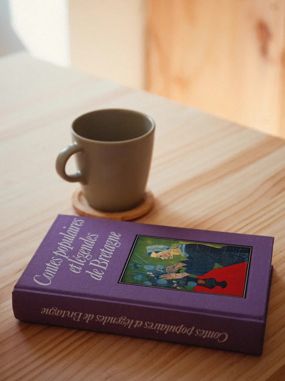 Reading and drinking tea in a cosy atmosphere.